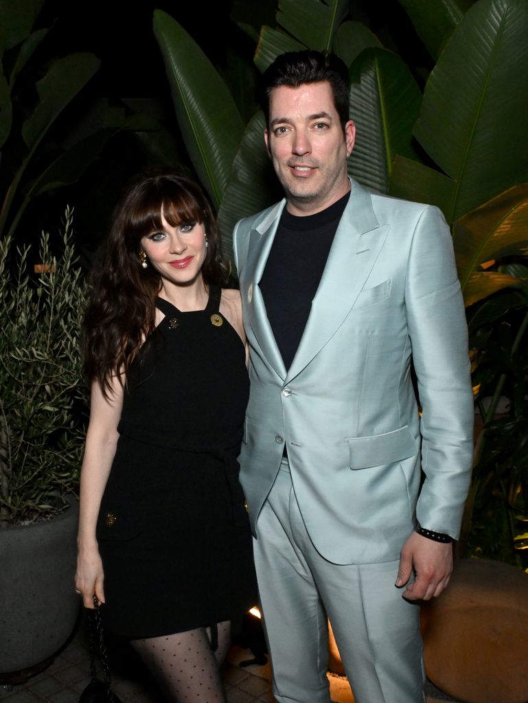 Zooey Deschanel and Jonathan Scott posing for photo 