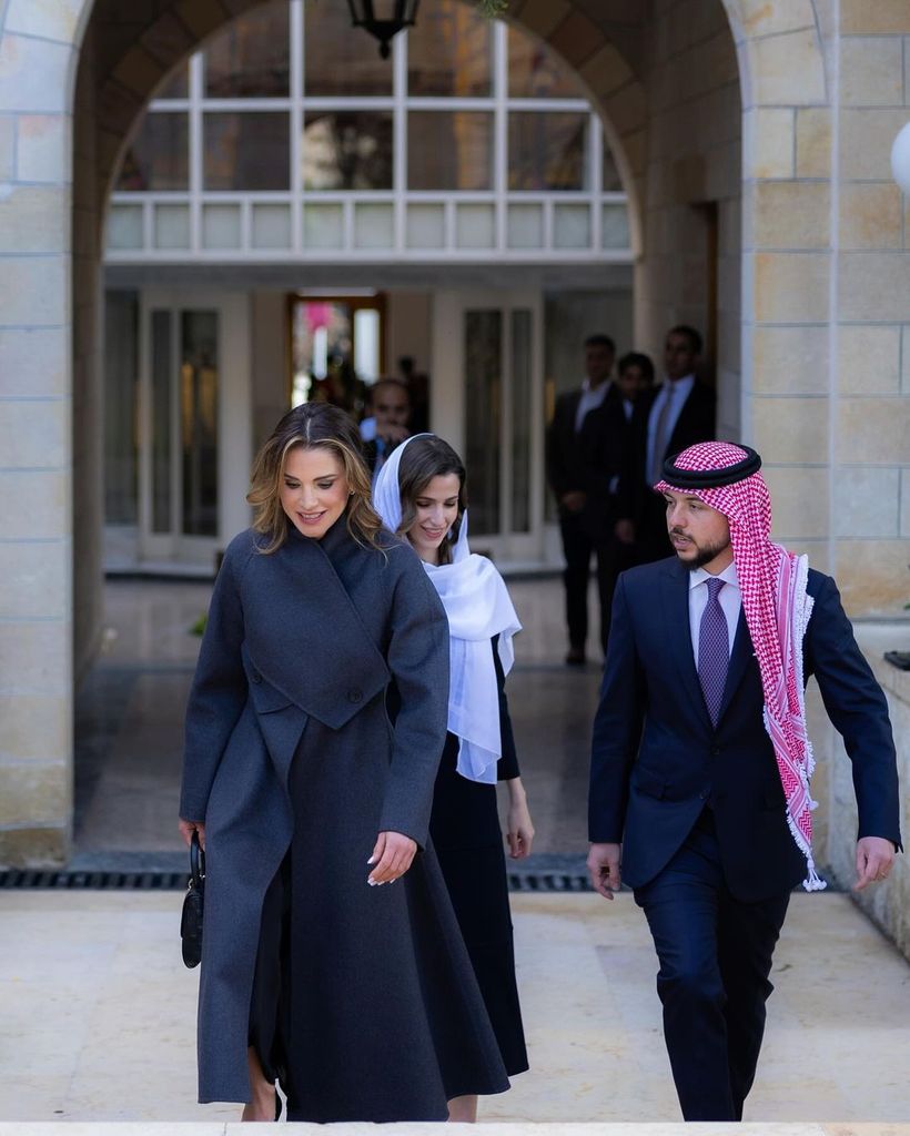 Rainha Rania saindo com o Príncipe Hussain e sua esposa, a Princesa Rajawa