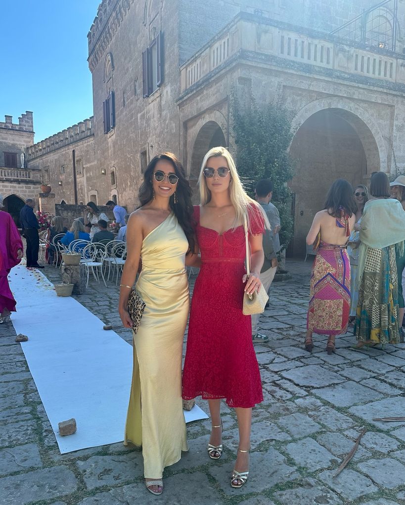 Amelia spencer em vestido vermelho com amiga 