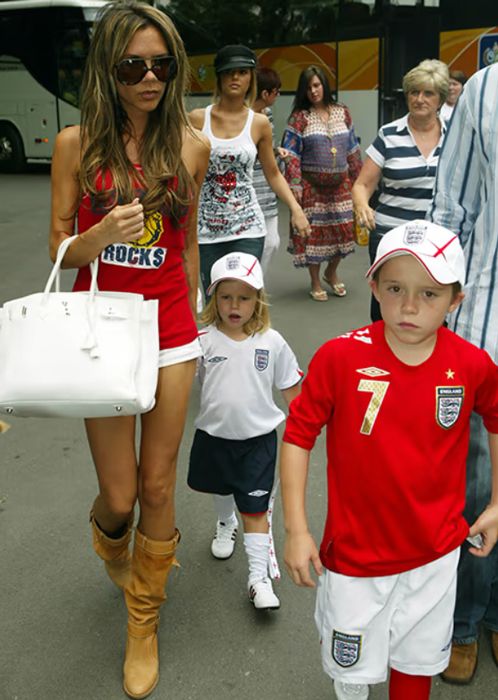 victoria beckham wearing shorts with her sons when they were young