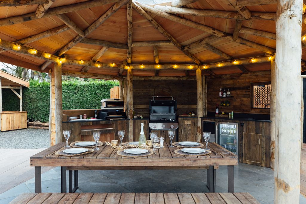 salle à manger extérieure sous couverture en bois