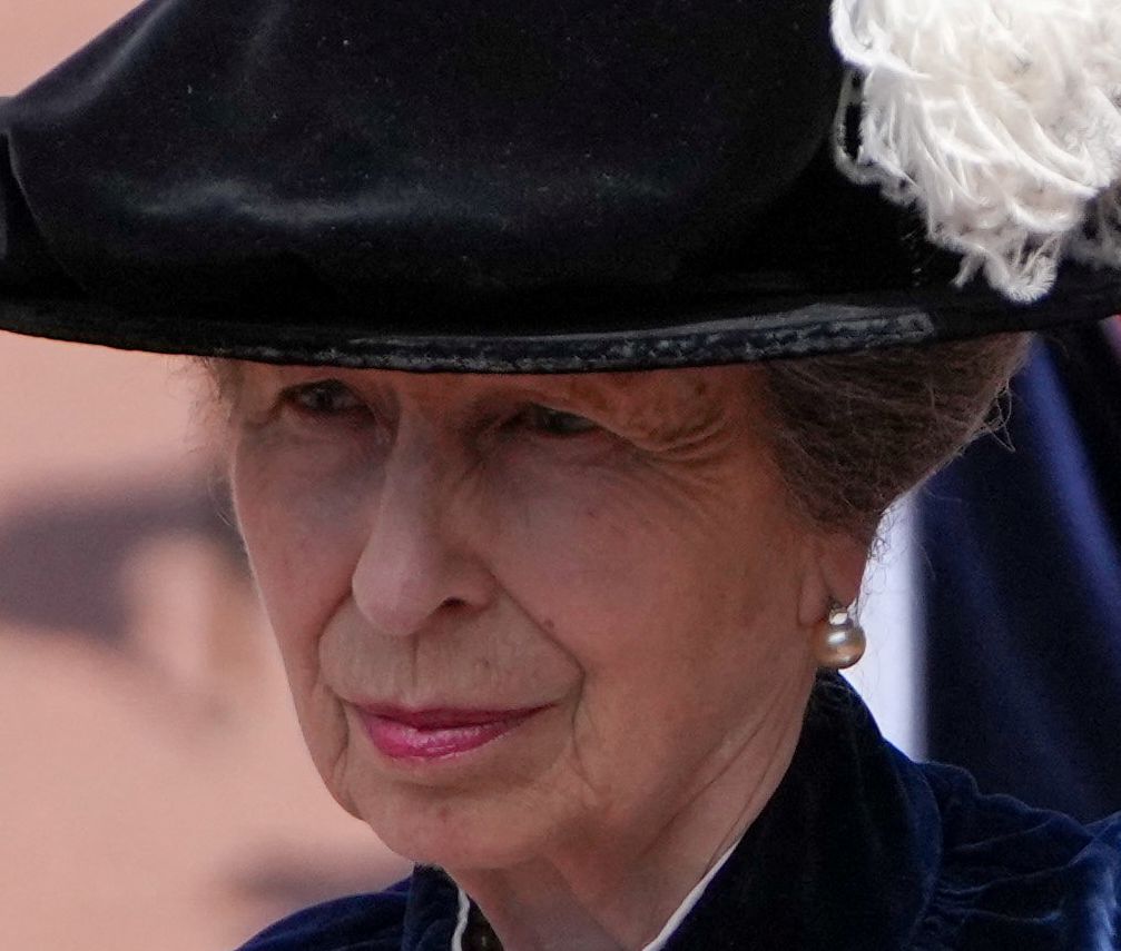 Imagen de princesa cercana Anne con lápices labiales metálicos
