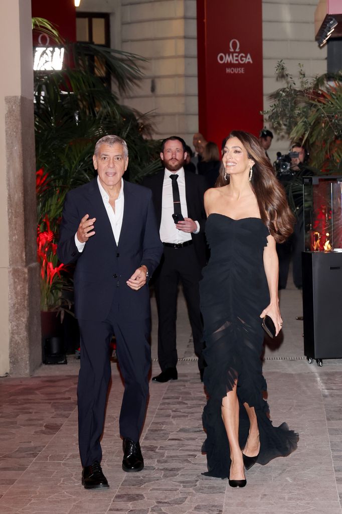 MILAN, ITALIE - 7 FÉVRIER : Amal Clooney et George Clooney sont vus devant la Maison Omega le 7 février 2026 à Milan, Italie. (Photo par Photopix/GC Images)