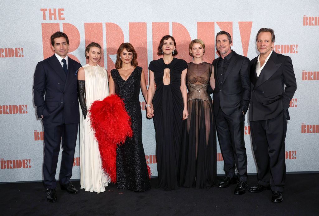 La relation inattendue de Jake et Maggie Gyllenhaal avec le prince William révélée 2 Les frères et sœurs sont impliqués dans le nouveau film The Bride ! aux côtés de Julianne Hough, Penelope Cruz, Jessie Buckley, Christian Bale et Peter Sarsgaard