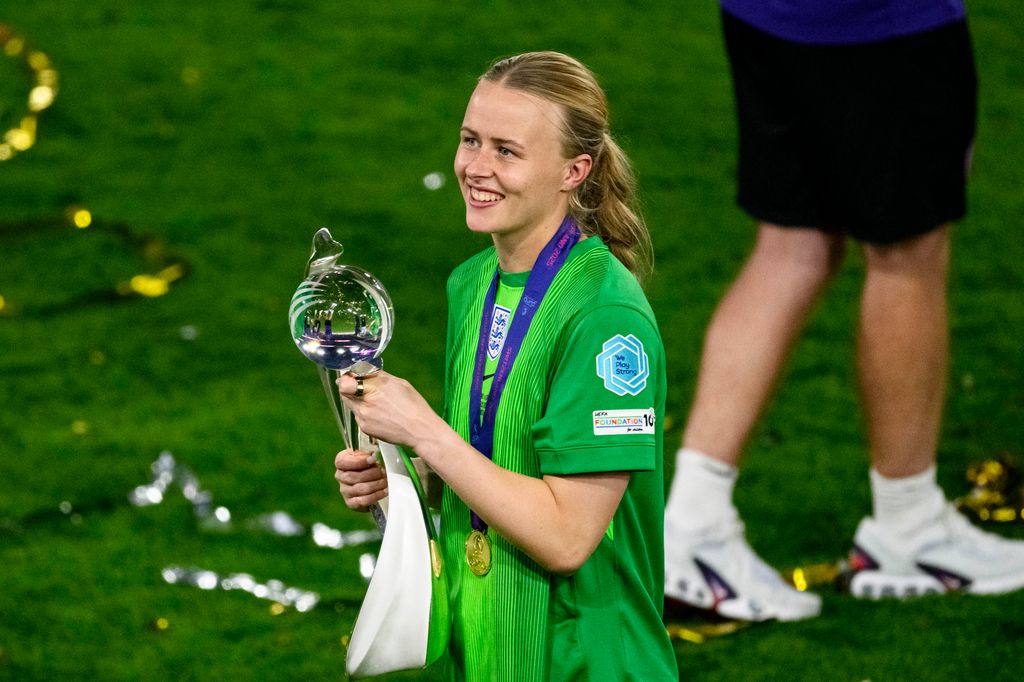 Hannah Hampton holding the euros trophy