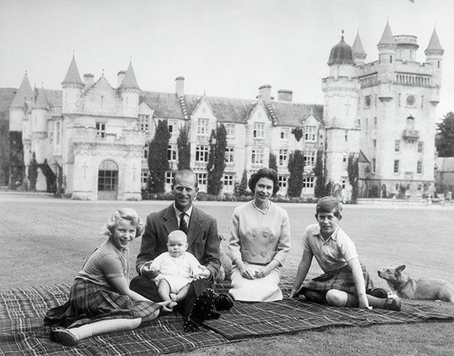 the queen and her children at balmoral