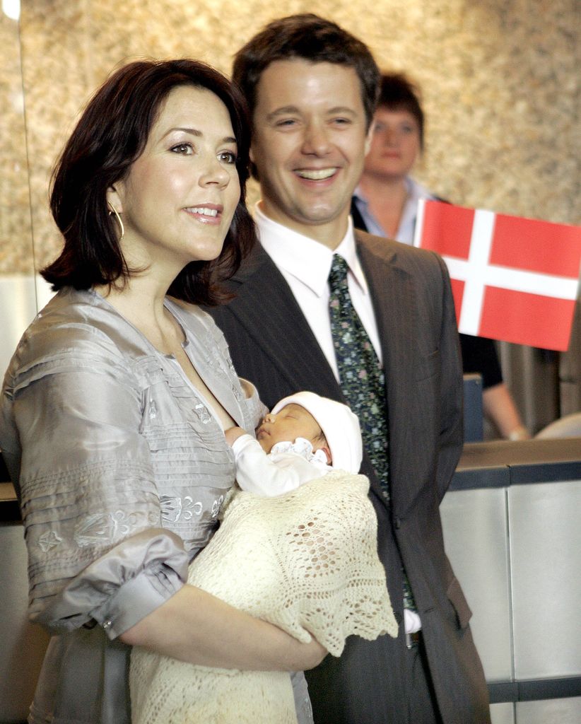 La reine Mary tenant la princesse Isabella nouveau-née