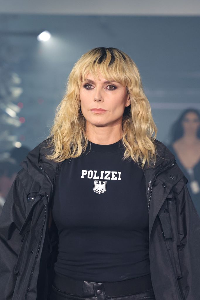 Heidi Klum estreia desfile com franja andando na Vetements durante a semana de moda de Paris, setembro de 2024