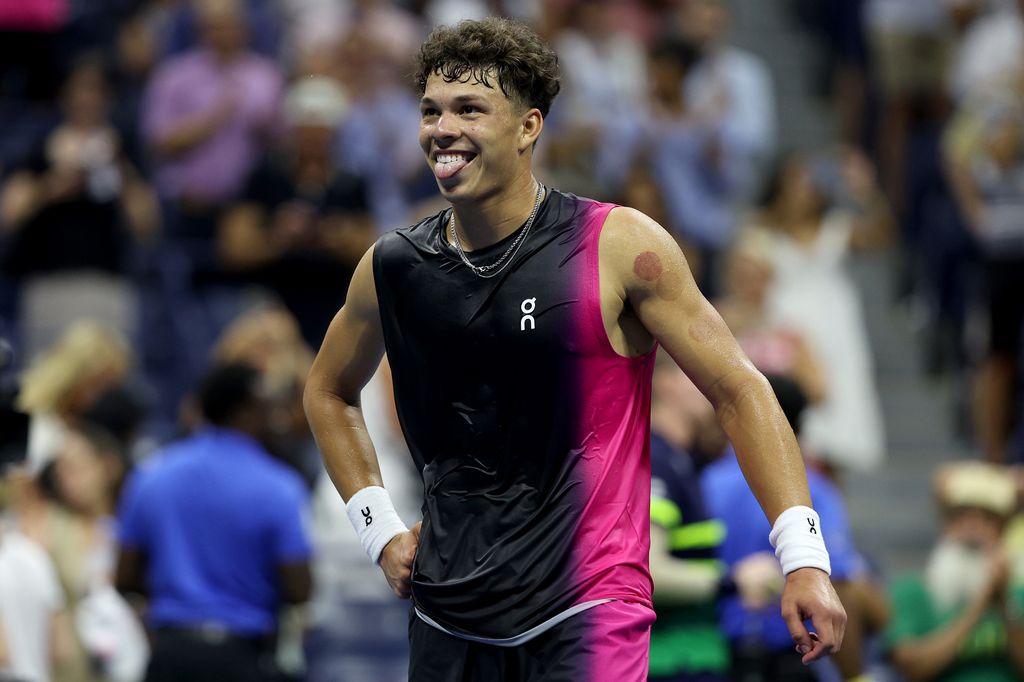 ben shelton sticking his tongue out on court