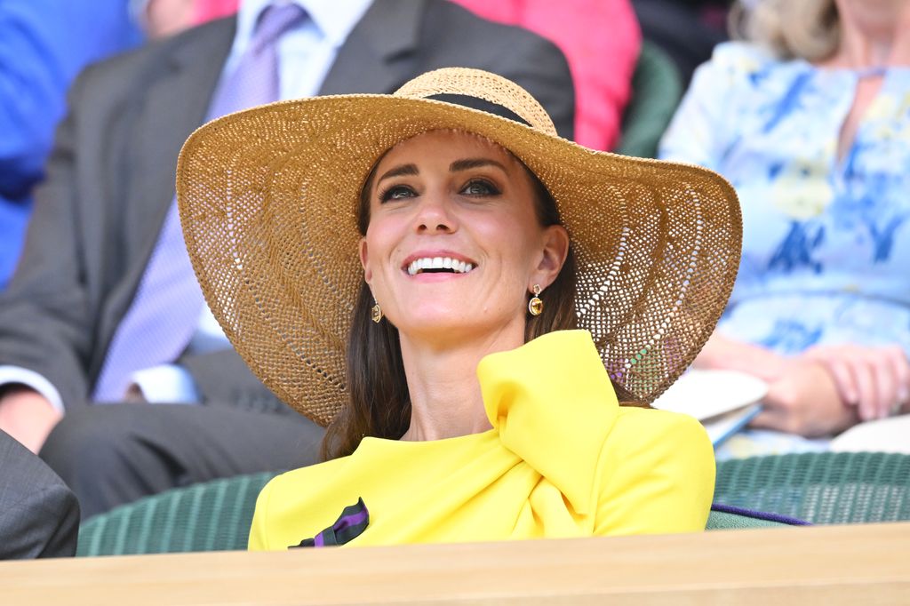 Kate Middleton usando vestido amarelo e chapéu de sol em Wimbledon 2022