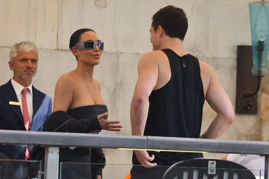 orlando bloom talking to kim kardashian