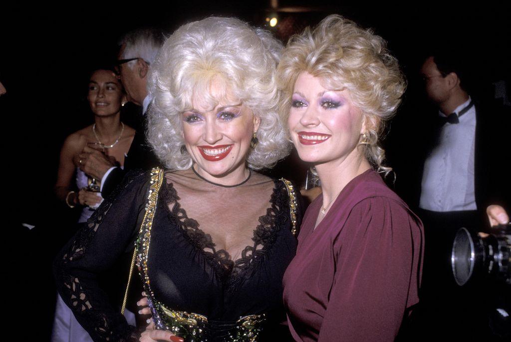 photo of dolly parton and sister rachel in 1983