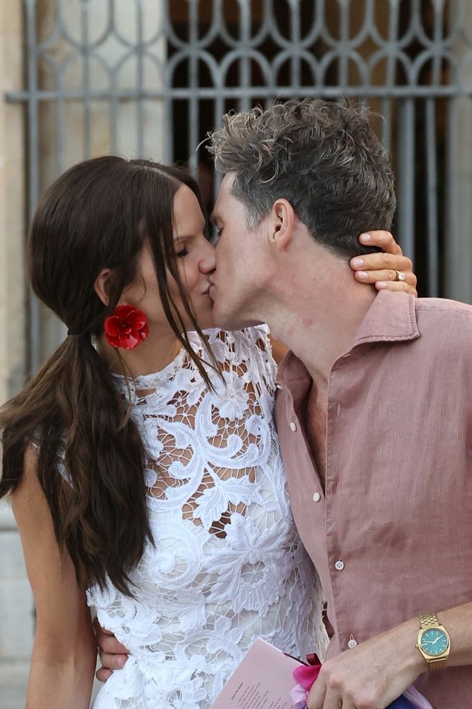 kate and max kissing