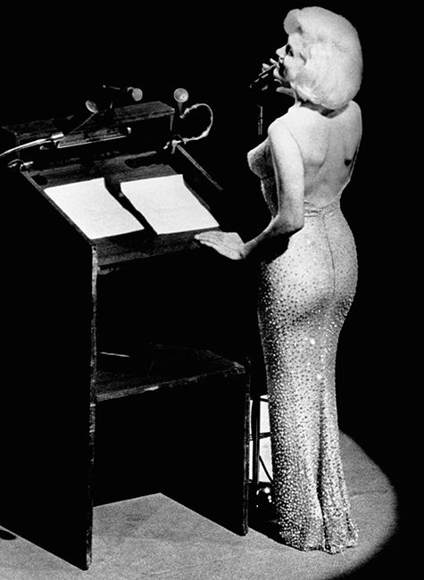 marilyn monroe wearing famous gold sequin dress to sing happy birthday mr president in 1962