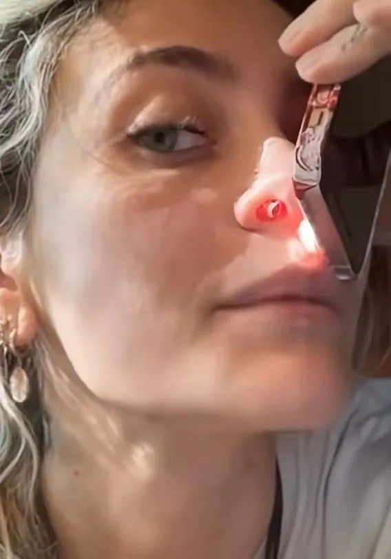 photo of paris jackson showing a hole in her nose