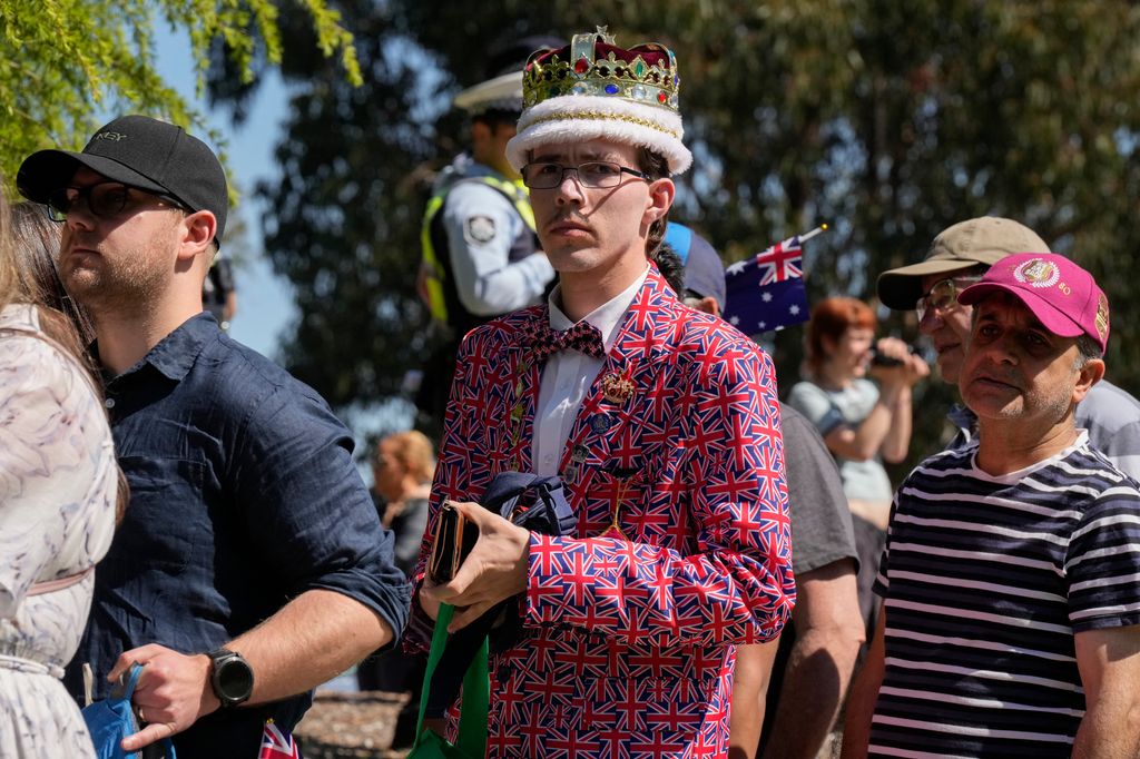 Penggemar keluarga kerajaan termasuk Lynton Martin dari Melbourne, yang mengenakan mahkota dan jas berhiaskan bendera Union Jack.