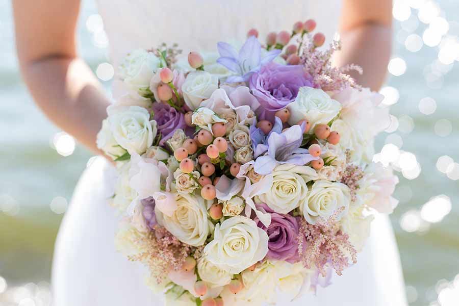 6 bright wedding flowers