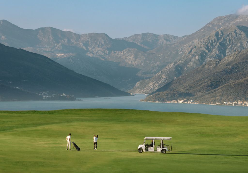 Le parcours de golf fait partie des sommets de Lustica Bay, commercialisé comme le premier parcours de 18 trous du Monténégro.