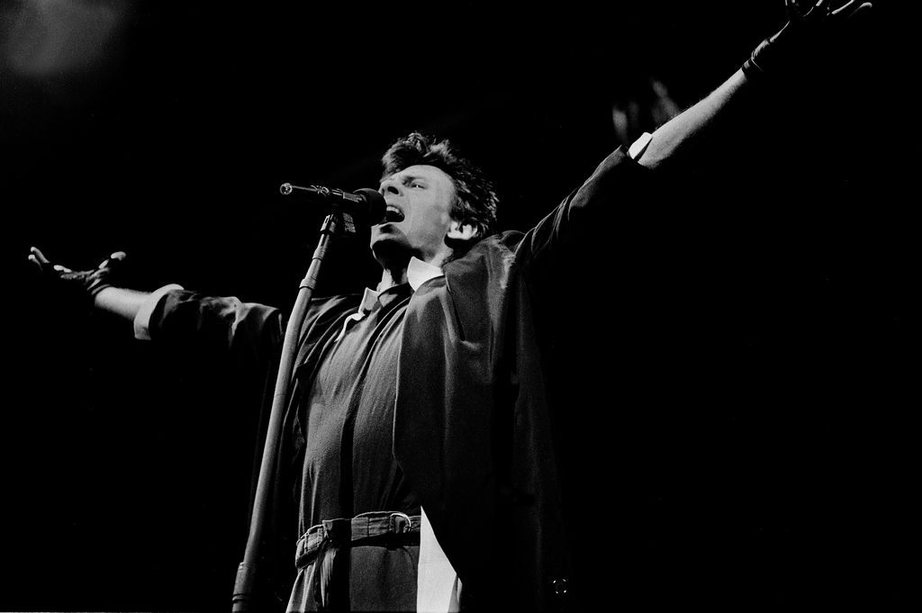 Rick Springfield performs onstage at the Poplar Creek Music Theater in 1985.