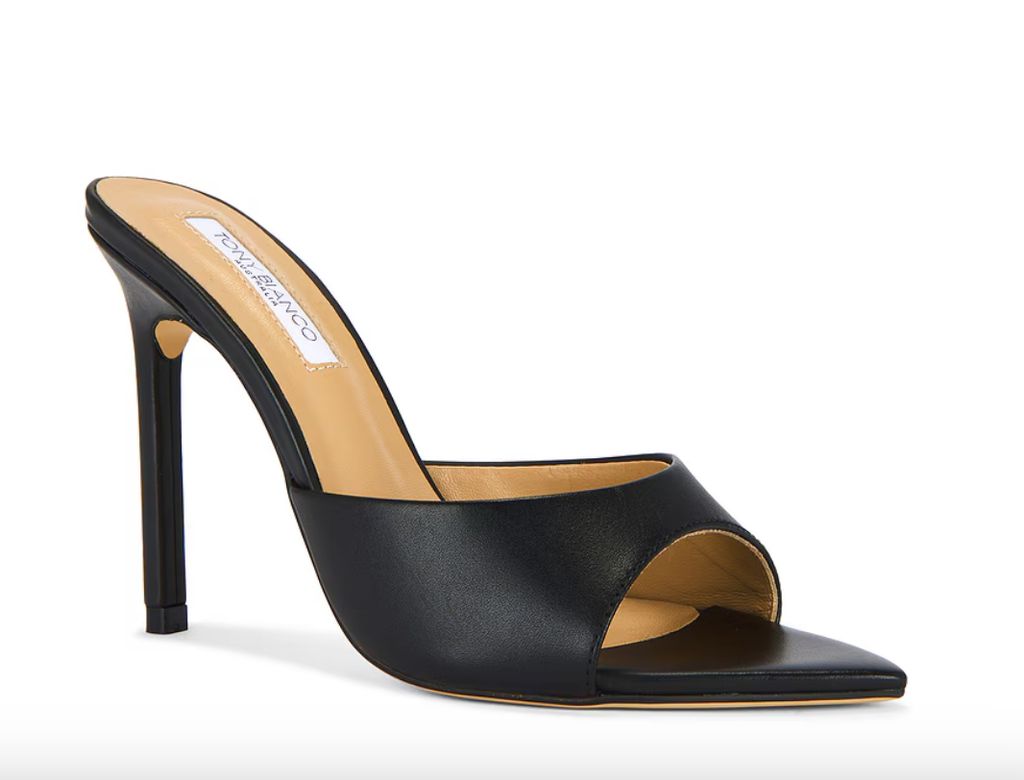 Comment s'habiller comme Victoria Beckham - mules très hautes en satin noir