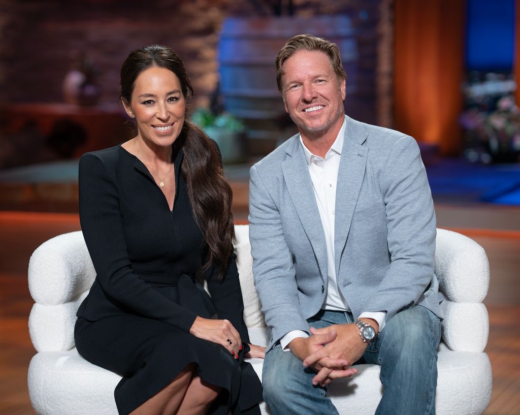 SHARK TANK - "1702" - Entrepreneurs enter the Tank to pitch products including a cleaning device for homegrown eggs, a reusable paint tray, a line of superfood seasoning and customizable fundraising blankets. Chip and Joanna Gaines make their Guest Shark debut. 