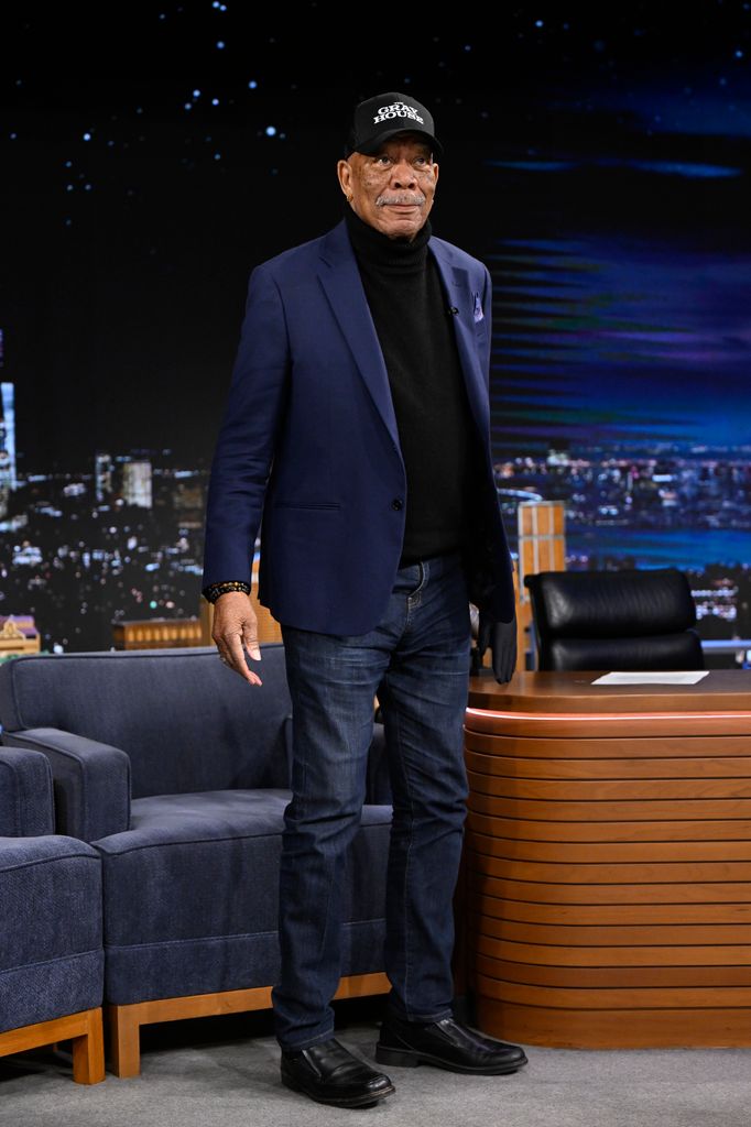Morgan Freeman en blazer bleu et casquette