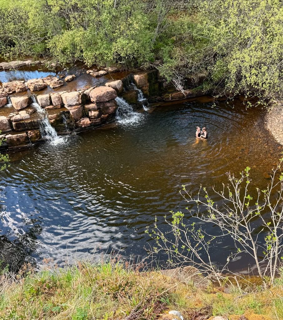 Amanda Owen's kids in a lake