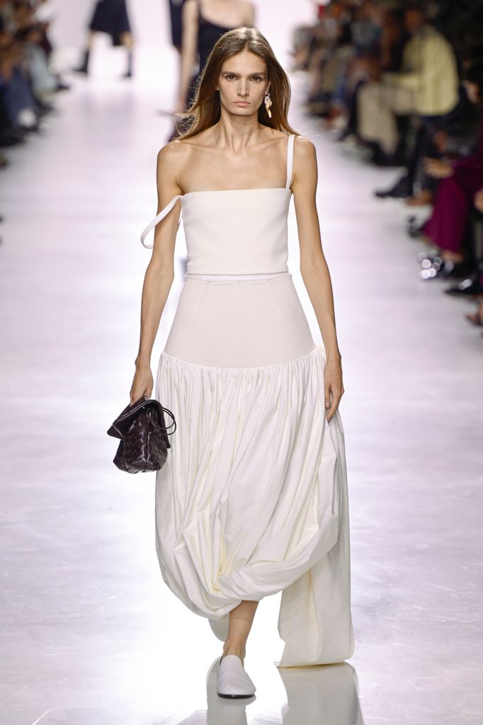 Je suis une écrivaine de mode et voici pourquoi les vêtements défaits font partie de mon style pour 2026 3 mannequin en robe blanche chez Bottega Veneta printemps/été 2026