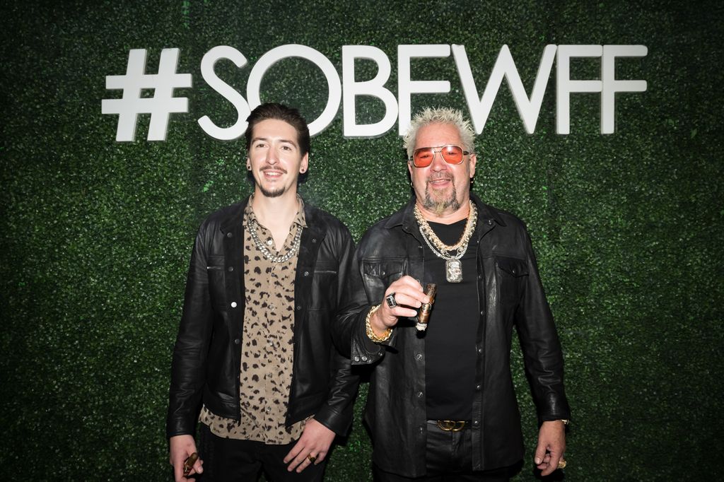 Guy Fieri révèle le « dévouement » de son plus jeune fils pour l'avenir : « C'est ce qu'il veut faire » 4 Hunter Fieri et Guy Fieri sont vus aux Diners, Drive-Ins et Dives lors du South Beach Wine and Food Festival 2024 le 23 février 2024 à Miami Beach, Floride