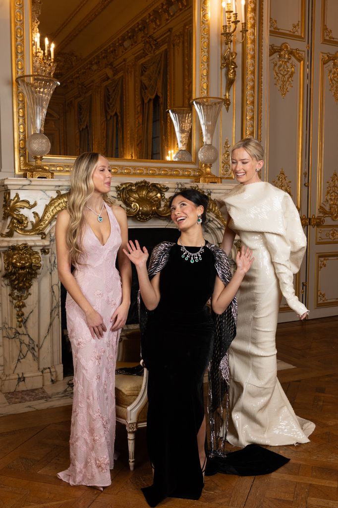 Ruby Kemper (robe Chrome Hearts ), Alexandra Moxey (robe Lanvin ), Eliza Lindroth (robe Rick Owens ) in ballgowns in grand hotel room