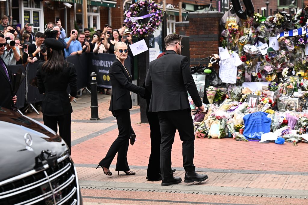  Kelly Osbourne, Sharon Osbourne and Jack Osbourne arrive to view tributes to the late Ozzy Osbourne from fans as his funeral cortege travels through his home city of Birmingham on July 30, 2025 i