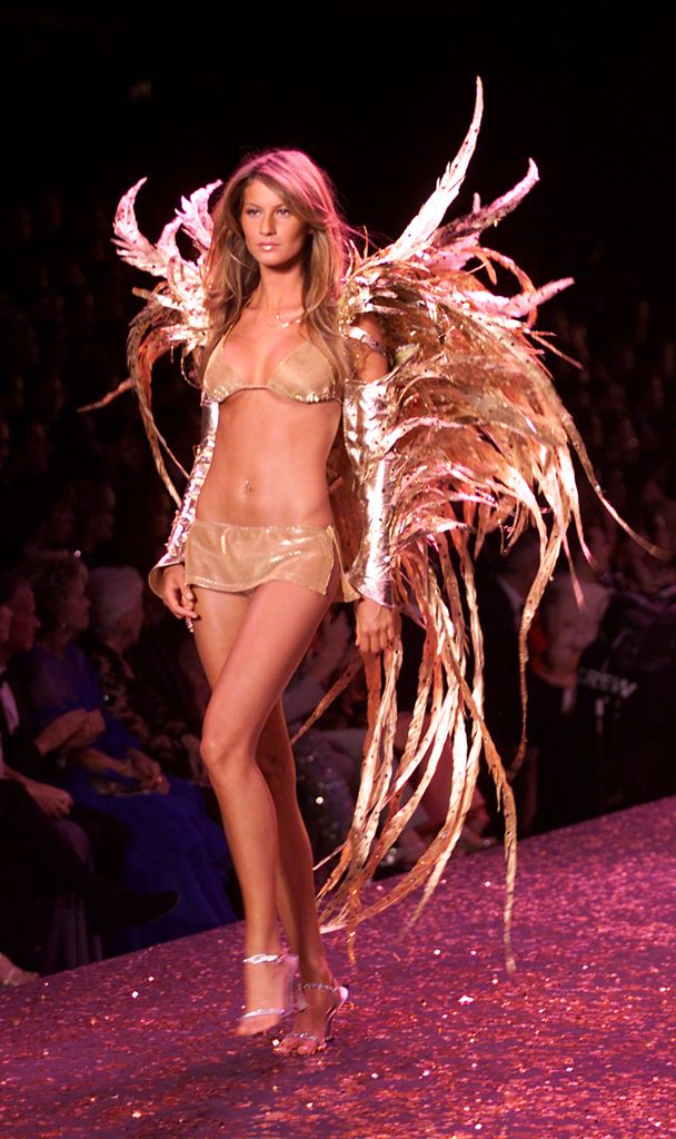 Gisele Bündchen na passarela do desfile beneficente da Victoria's Secret para a amfAR, Cinema Against Aids 2000 no Festival de Cinema de Cannes