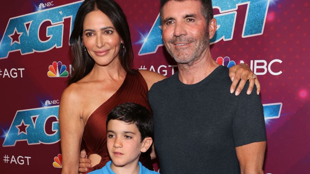 Lauren Silverman with Eric and Simon Cowell on the red carpet for season 17 of AGT 