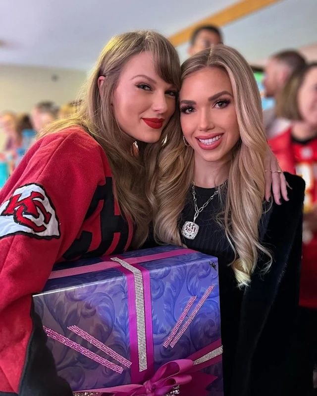 Taylor Swift and Gracie Hunt pose for a selfie