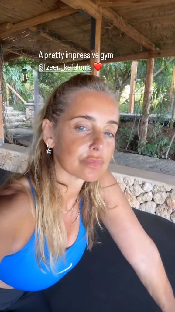 louise redknapp dengan sepeda berputar di gym luar ruangan