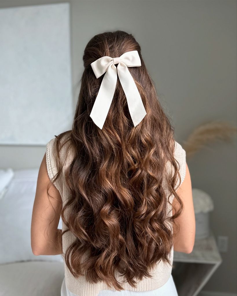@cheban_alena shows her long hair with a bow 