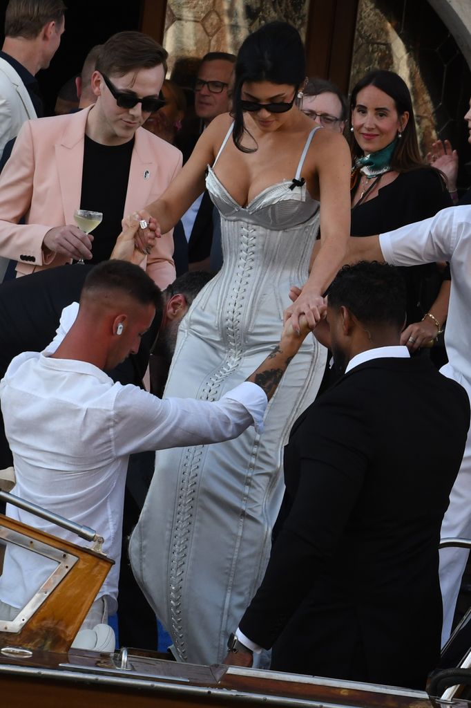 Kylie Jenner grimpant sur le bateau en robe