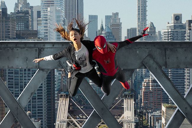 Zendaya and Tom Holland jump off bridge in Spider Man