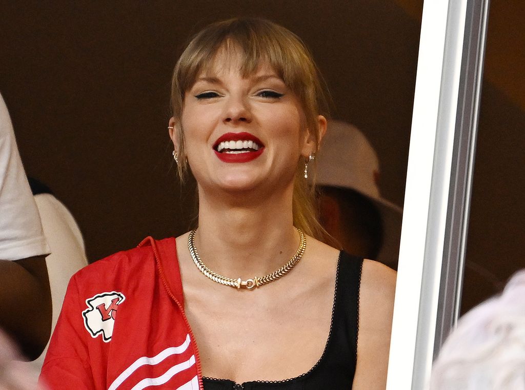 Taylor Swift's teeth transformation in beforeandafter photos spark