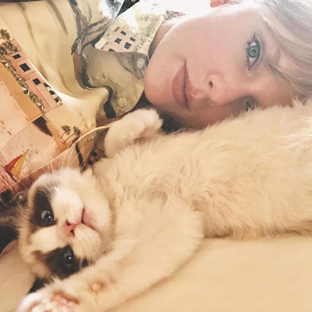 Taylor Swift lies next to her cat Benjamin Button