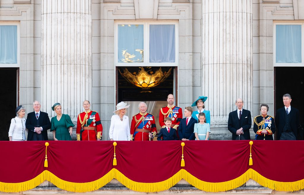 members of royal family standing on buckingham palace balcony 