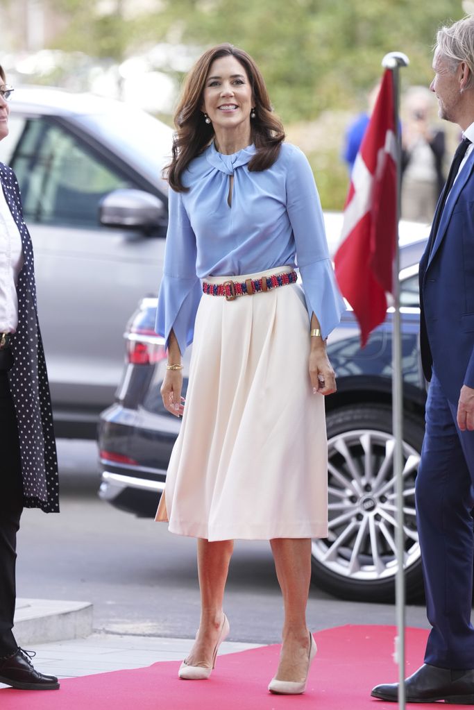 queen mary in white skirt and blue blouse