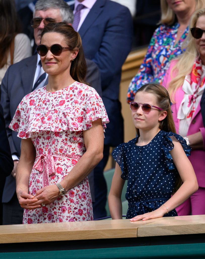 Pippa Middleton e a Princesa Charlotte de Gales na quadra central durante a final masculina do décimo quarto dia do Campeonato de Tênis de Wimbledon no All England Lawn Tennis and Croquet Club em 14 de julho de 2024 em Londres, Inglaterra. (Foto de Karwai Tang/WireImage)