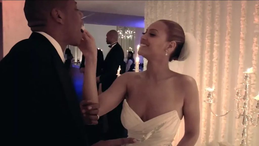 beyonce feeding jay z cake at their wedding