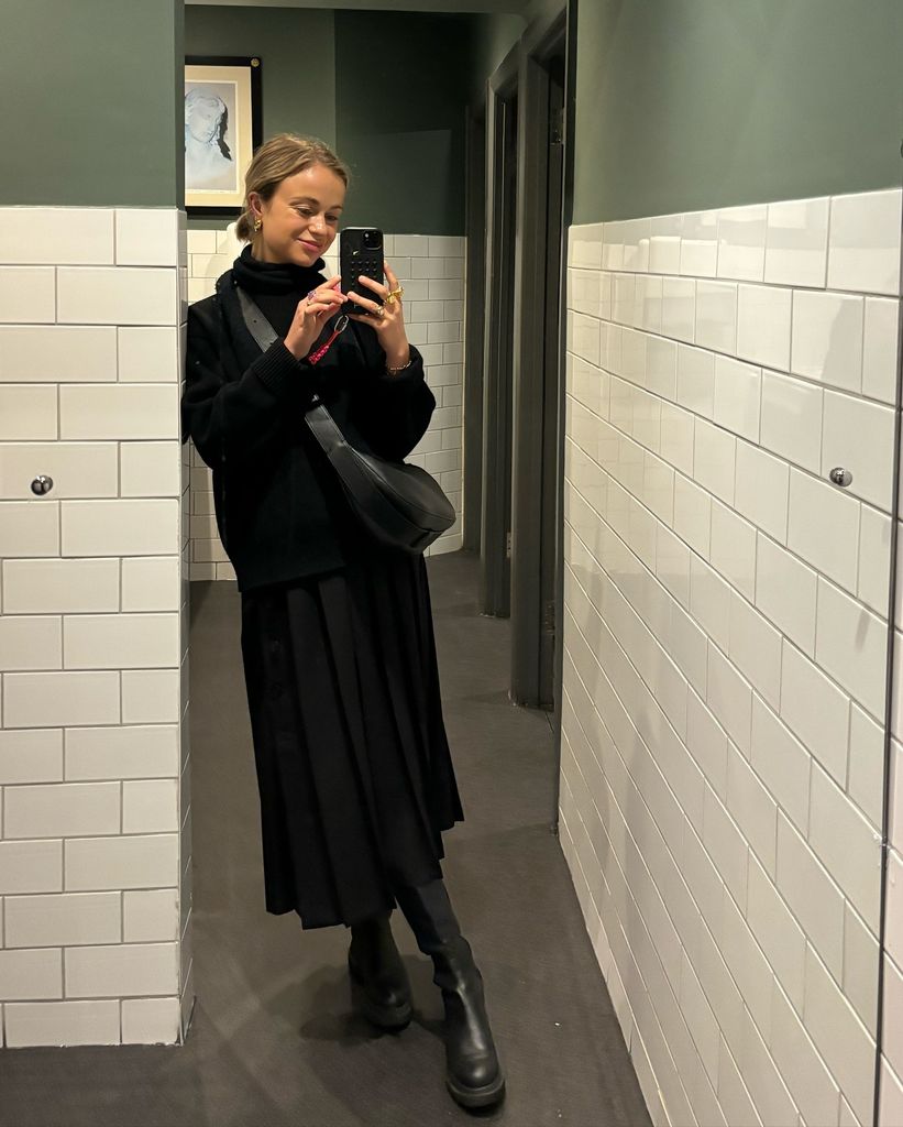 Uma foto de Lady Amelia Windsor vestindo um conjunto todo preto