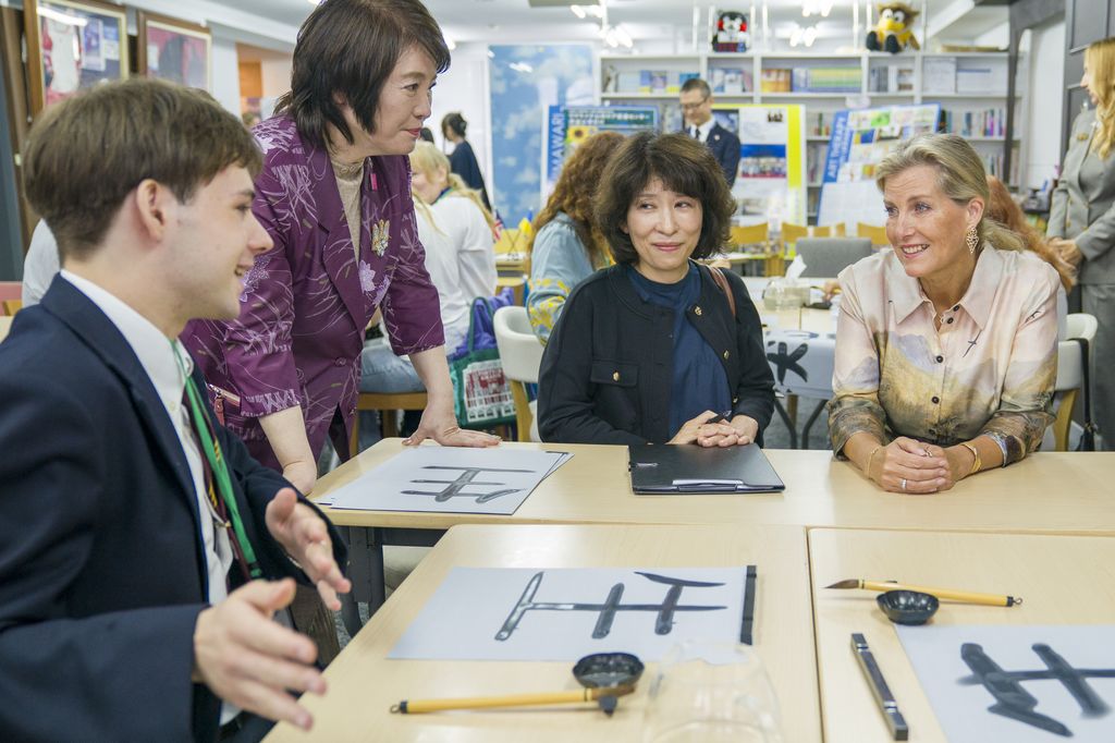 The Duchess of Edinburgh speaking with two japanese ladies and a teen boy