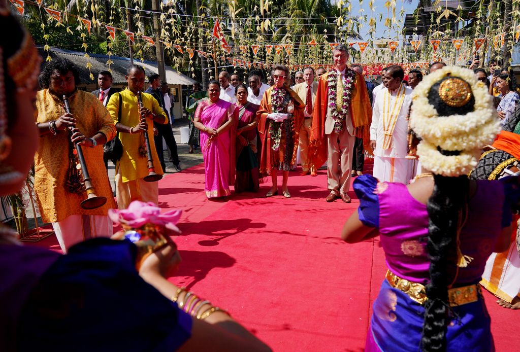 The couple received a rapturous welcome when they arrived at Vajira Pillayar Kovil, a Hindu temple in the Sri Lankan capital, to receive a blessing from the chief priest