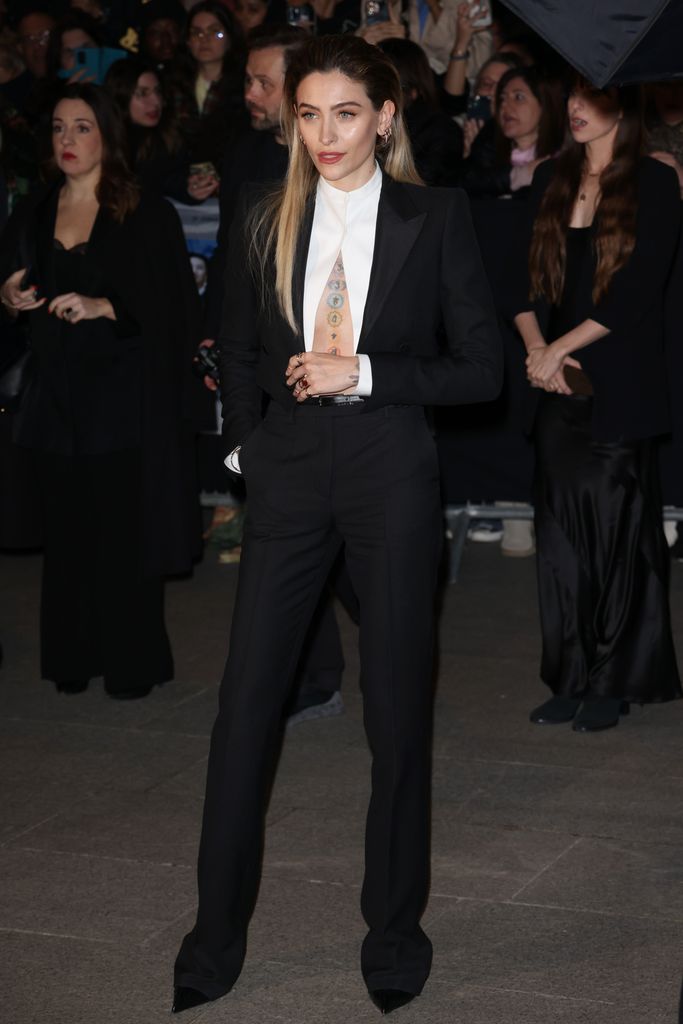 Paris Jackson en chemise blanche et costume noir a assisté au défilé Tom Ford automne/hiver 2026 
