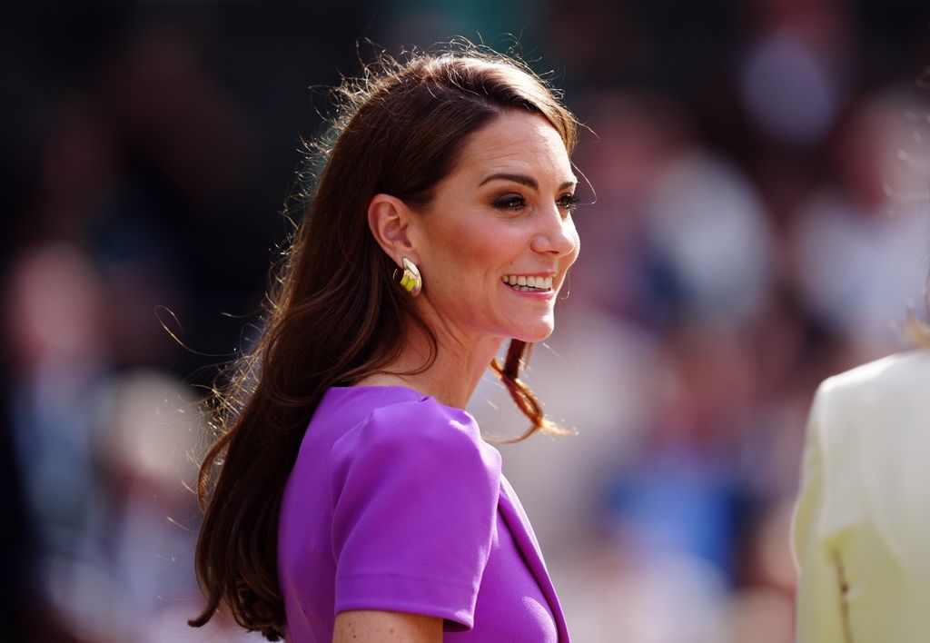 Kate Middleton mengenakan gaun ungu di Wimbledon