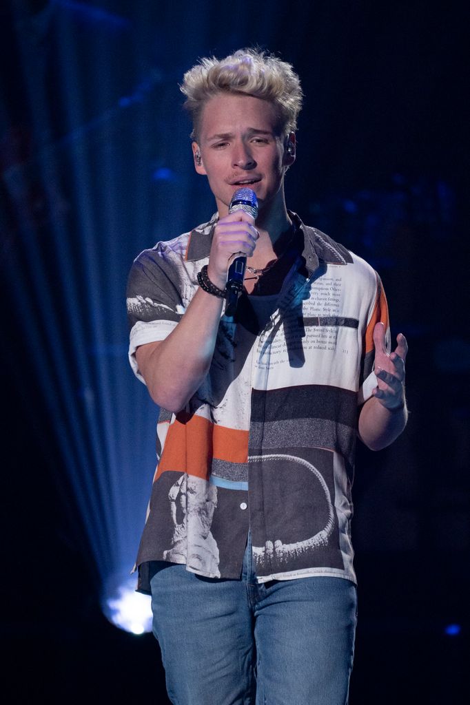 Baylee Littrell se produit sur scène sur American Idol
